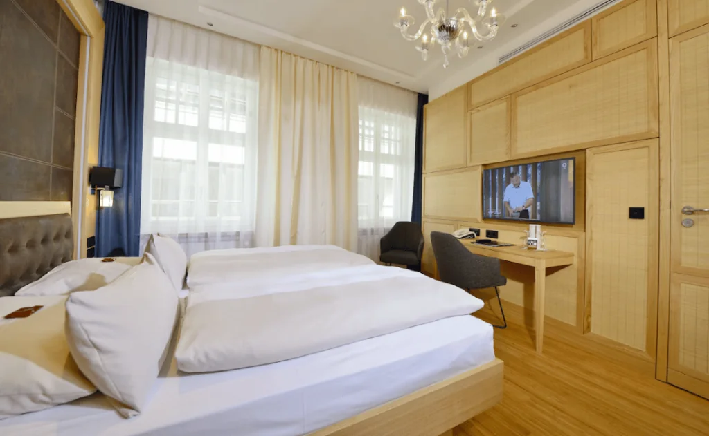 Hotel Torbräu - Double Room | Free minibar, in-room safe, desk, soundproofing