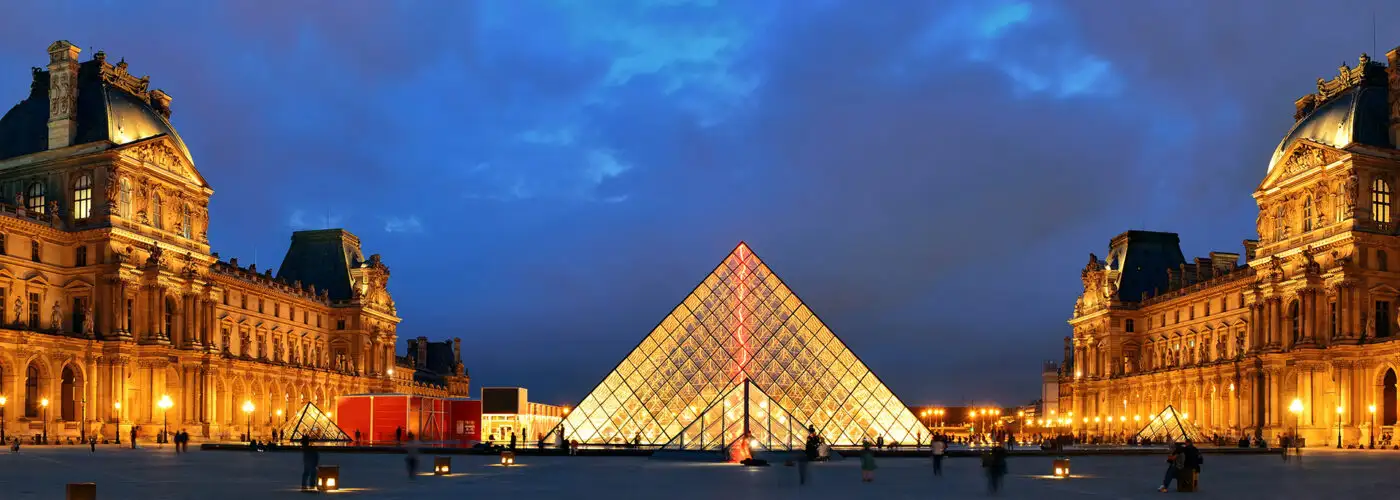 paris louvre at night.