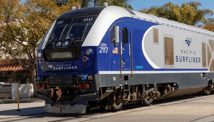 the pacific surfliner train enters the station at Santa Barbara. The surfliner serves the Route San Diego to San Luis Obispo